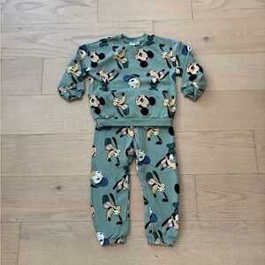 H&M toddler green Disney sweatshirt set, size 3T